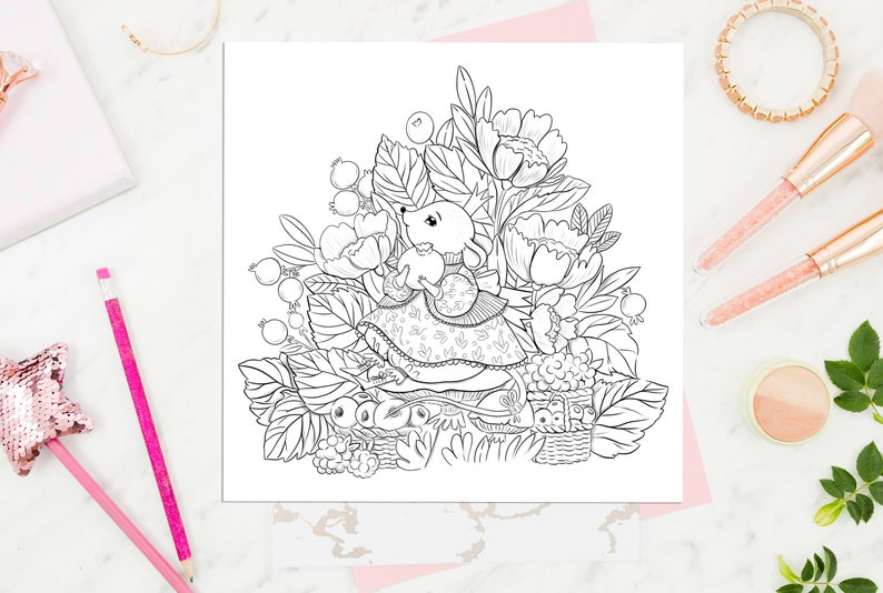 Op de afbeelding: Een zwart-witte lijntekening van een muis die een jurk draagt en een mandje met bessen vasthoudt. De muis wordt omringd door bloemen en bladeren.