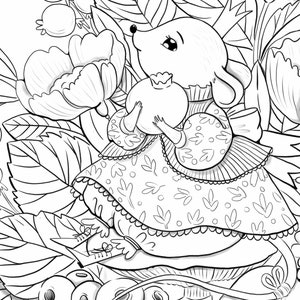Op de afbeelding: Een zwart-witte lijntekening van een muis die een jurk draagt en een vrucht vasthoudt. De muis is omringd door bloemen en bladeren.