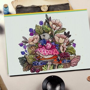 Op de afbeelding: Een aquarel van een grijze muis die een roze jurk draagt en een bosbes vasthoudt. De muis wordt omringd door bloemen, bladeren en bessen.