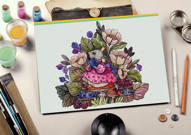 Op de afbeelding: Een aquarel van een grijze muis die een roze jurk draagt en een bosbes vasthoudt. De muis wordt omringd door bloemen, bladeren en bessen.