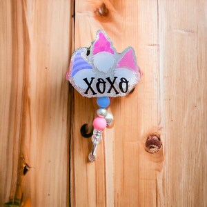 XoXo Gnome Badge Reel, Amore, San Valentino, Amici, Migliori amiche, Carino, Glitter, Rosa