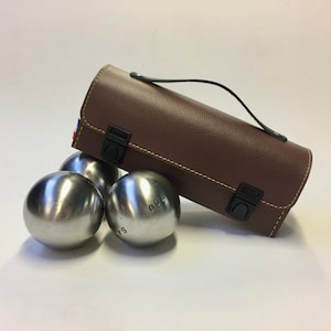 Sacoche de pétanque marron pour 3 boules, pochette personnalisée et fabriquée en France, cadeau artisanal parfait pour la fête des pères