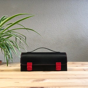 Sacoche de pétanque personnalisable noire et horizontale, pochette fabriquée en France, cadeau artisanal parfait pour la fête des pères