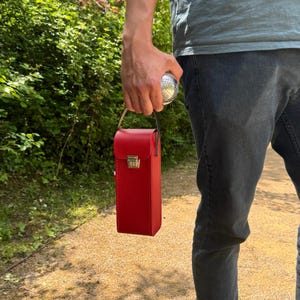 Sacoche de pétanque pour 3 boules, pochette rouge personnalisée et fabriquée en France, cadeau artisanal parfait pour la fête des pères