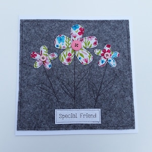 Carte d'anniversaire d'un ami spécial - anniversaire de femme - carte de fleur OOAK - carte de textile - carte faite main - carte de tissu - carte de meilleur ami cousue à la main