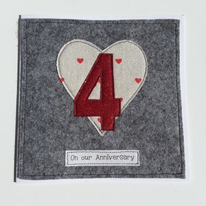 Kaart voor onze 4e huwelijksverjaardag - linnen - 4e verjaardag - voor mijn man - voor mijn vrouw - met de hand gestikt - textielkaart - gefeliciteerd