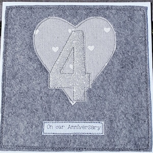 Kaart voor onze 4e huwelijksverjaardag - linnen - 4e verjaardag - voor mijn man - voor mijn vrouw - met de hand gestikt - textielkaart - gefeliciteerd