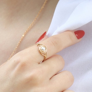 Weißer Perlenring, Knotenring, Wire Wrap Gold PerlenRing, Perlenring, GoldDraht gewickelt Ring, 14K Vergoldet Ring Bild 1