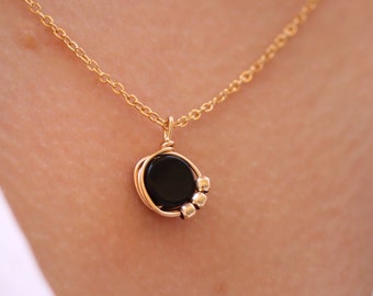 Schwarzer Onyx und Gold Perlen Halskette, Handgemachte Halskette, Onyx Halskette, Draht gewickelt Anhänger, zierliche Gold gefüllt Halskette, schwarzer Stein