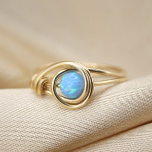 Asymmetrische blauwe opaal knoopring, handgemaakte ring, opaalring, één zijknoop, draadomwikkelde ring