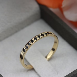 Anello mezza eternità in onice - pietra portafortuna di dicembre - Leone - fasce dorate - anelli impilabili in argento - anello con pietra preziosa nera