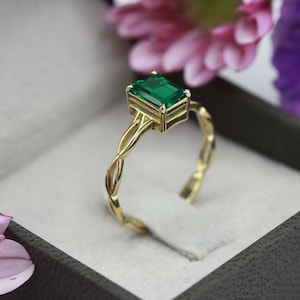 Anello celtico con smeraldo - Pietra portafortuna di maggio - Anello in oro - Anello con pietra preziosa - Anello di fidanzamento - Anello - Anello rettangolare - Anello verde