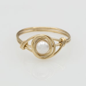 Weißer Perlenring, Knotenring, Wire Wrap Gold PerlenRing, Perlenring, GoldDraht gewickelt Ring, 14K Vergoldet Ring Bild 4