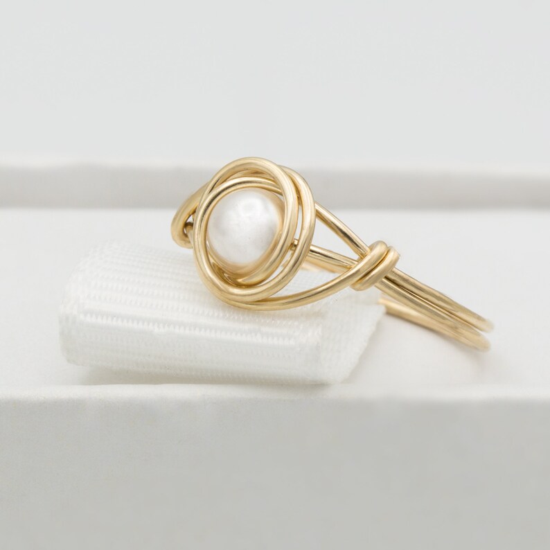 Weißer Perlenring, Knotenring, Wire Wrap Gold PerlenRing, Perlenring, GoldDraht gewickelt Ring, 14K Vergoldet Ring Bild 6