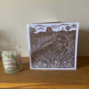 Impression lino / linogravure carte de voeux lièvre, une carte vierge originale imprimée à la main représentant un lièvre dans un pré, une carte pour toutes les occasions.