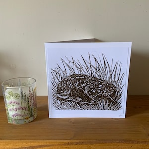 Carte de cerf imprimée lino, carte de voeux originale d'un faon de cerf découpé en lino, carte d'anniversaire parfaite, etc. pour quelqu'un de spécial, vierge à l'intérieur.