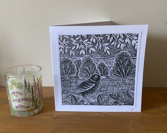Impression lino / carte de vœux découpée lino d'un oiseau noir dans la campagne, une carte vierge imprimée à la main pour toute occasion.