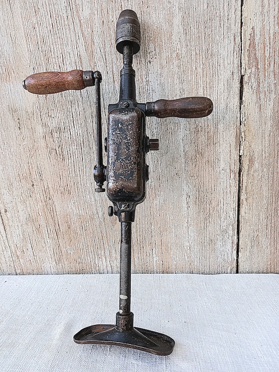 Antike Handbohrmaschine mechanische Bohrmaschine mit Kurbel aus Frankreich