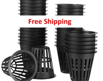 Peut inclure: Plusieurs piles de pots en filet en plastique noir, conçus pour l'hydroponie ou le jardinage en conteneurs. Les pots ont une conception à fentes pour un drainage et une aération optimaux. Le texte "Free Shipping" est également présent.