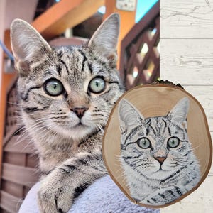 Portrait de chat personnalisé sur un disque en bois • Peint à la main • Mémorial pour animaux de compagnie ou cadeau pour les amoureux des chats