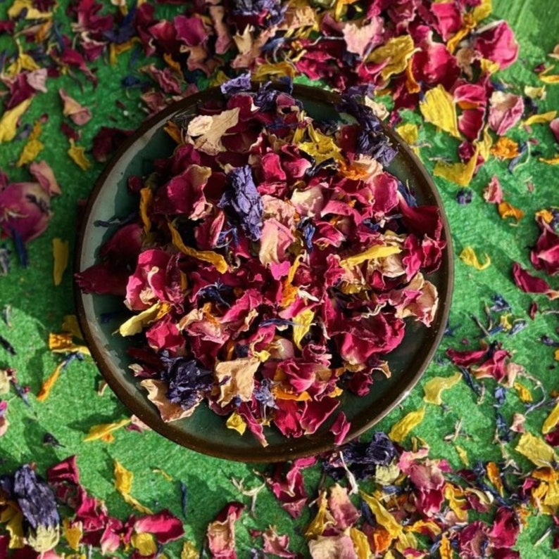 Edible 'Over The Rainbow' Dried Flower Petal Mix Orange Marigold, Red and Pink Rose, Blue Cornflower, Purple Mallow afbeelding 1