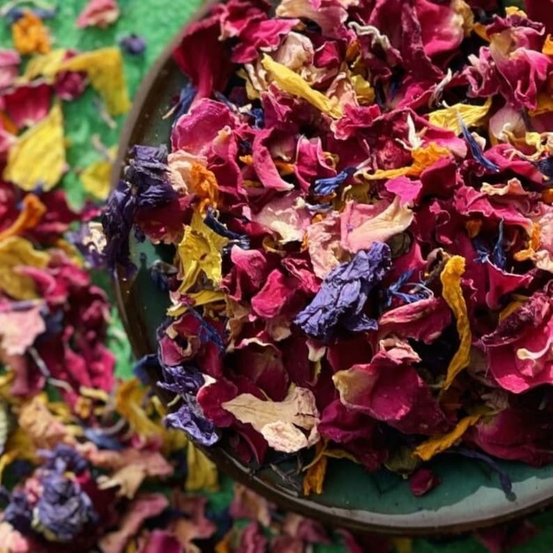 Edible 'Over The Rainbow' Dried Flower Petal Mix Orange Marigold, Red and Pink Rose, Blue Cornflower, Purple Mallow afbeelding 2