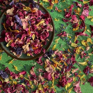 Edible 'Over The Rainbow' Dried Flower Petal Mix Orange Marigold, Red and Pink Rose, Blue Cornflower, Purple Mallow afbeelding 6