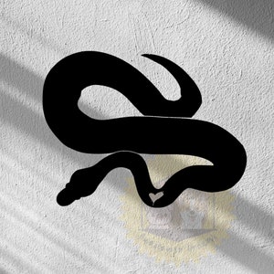 以下が含まれることがあります： ハートの形に丸まった黒いヘビのシルエット。ヘビはシンプルでミニマルなスタイルで、タトゥーやデザインプロジェクトに最適です。