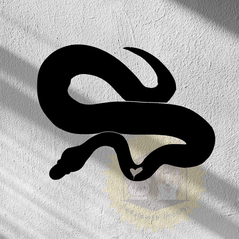 以下が含まれることがあります： ハートの形に丸まった黒いヘビのシルエット。ヘビはシンプルでミニマルなスタイルで、タトゥーやデザインプロジェクトに最適です。