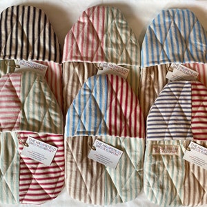 Pode incluir: Seis luvas de forno acolchoadas com tecido listrado em v&aacute;rias cores, incluindo vermelho, azul, verde e preto. Cada luva tem uma etiqueta que diz "The Hampstead Smock Company".