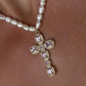 Rosa Kreuz Halskette Perle Kreuz Anhänger Perlenkette Zierliche Halskette Taufe Geschenk für Sie Kreuz für Mädchen Kreuz zur Taufe Geburtstag Geschenkidee
