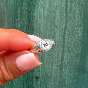 Anillo con inicial, anillo de sello de plata, anillo con letra grabada, regalo para novia, anillo de amistad, joyería para parejas, anillo con inicial personalizada, regalo para mamá