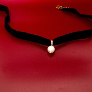 Baroque Pearl Velvet Necklace