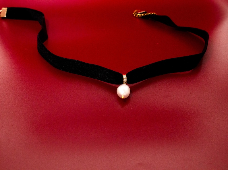 Baroque Pearl Velvet Necklace