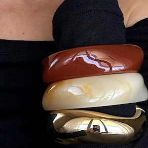 Grovt armbandsset Trendiga smycken Födelsedagspresent till henne Statementsmycken Presentidé för högtider Tjockt brunt armband Bredt guldfärgat armband Mors dag-present bild 10