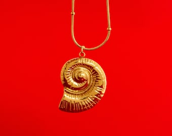 Collana di conchiglie dorate, collana di conchiglie delicate, collana da spiaggia, gioielli da oceano, gioielli da spiaggia, regalo per lei, regalo di compleanno, regalo per la festa della mamma