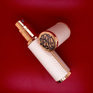 Regalo de monograma personalizado para su botella de perfume de tamaño de viaje de cuero blanco perfume recargable personalizado grabado botella de perfume inicial regalo de cuero