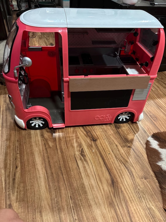 Our Generation – Food Truck Rosa, Con Accesorios De Cocina Y Mesa Plegable, Para Muñecas De 30 Cm, Incluye Pilas