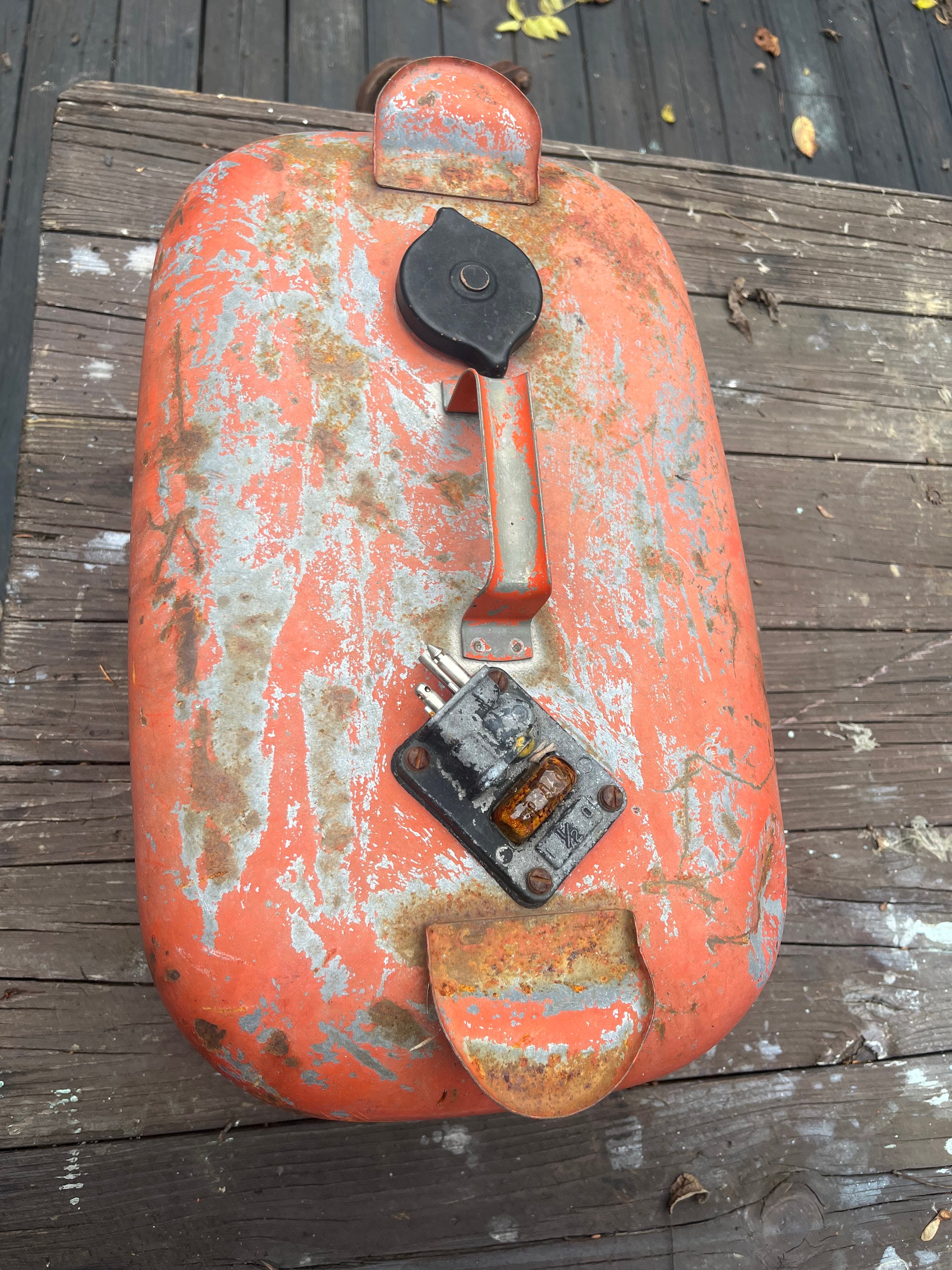 Gorgeous 6 Gallon Boat Gas Can View in 4K Gorgeous 6 Gallon Boat Gas Can View in 4K