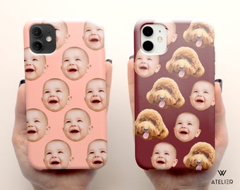 Könnte beinhalten: Zwei Handyhüllen mit unterschiedlichen Designs. Eine Hülle ist rosa mit einem Muster aus lächelnden Babys. Die andere Hülle ist burgunderrot mit einem Muster aus lächelnden Hunden.