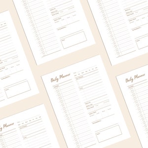 Op de afbeelding: Vijf afdrukbare dagelijkse plannerpagina's met een bruine kop die "Daily Planner" zegt. Elke pagina heeft secties voor "Datum", "Top Priorities", "Schema", "To Do", "Ochtendroutine", "Waterinname", "Maaltijden", "Dankbaarheid van vandaag", "Het mooiste", "Notities" en "Avondroutine".