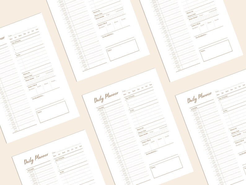 Op de afbeelding: Vijf afdrukbare dagelijkse plannerpagina's met een bruine kop die "Daily Planner" zegt. Elke pagina heeft secties voor "Datum", "Top Priorities", "Schema", "To Do", "Ochtendroutine", "Waterinname", "Maaltijden", "Dankbaarheid van vandaag", "Het mooiste", "Notities" en "Avondroutine".