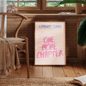 K&ouml;nnte beinhalten: Eine Bibliothek-Karte im Vintage-Stil mit dem Text "ONE MORE CHAPTER" in Pink auf einem hellbeigen Hintergrund. Die Karte hat eine blaue Kopfzeile mit der Aufschrift "LIBRARY CARD" und einen Datumsbereich.