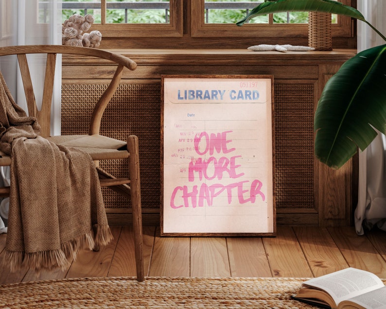 K&ouml;nnte beinhalten: Eine Bibliothek-Karte im Vintage-Stil mit dem Text "ONE MORE CHAPTER" in Pink auf einem hellbeigen Hintergrund. Die Karte hat eine blaue Kopfzeile mit der Aufschrift "LIBRARY CARD" und einen Datumsbereich.