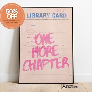 K&ouml;nnte beinhalten: Eine rosa und wei&szlig;e Bibliothekskarte mit dem Text "ONE MORE CHAPTER" in rosa. Die Karte hat einen Datumsbereich mit Zeilen zum Eintragen von Daten und Uhrzeiten. Die Karte hat einen schwarzen Rand und der Text "LIBRARY CARD" ist oben in blau gedruckt.