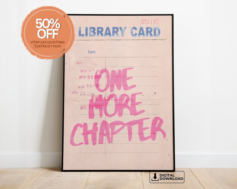 K&ouml;nnte beinhalten: Eine rosa und wei&szlig;e Bibliothekskarte mit dem Text "ONE MORE CHAPTER" in rosa. Die Karte hat einen Datumsbereich mit Zeilen zum Eintragen von Daten und Uhrzeiten. Die Karte hat einen schwarzen Rand und der Text "LIBRARY CARD" ist oben in blau gedruckt.