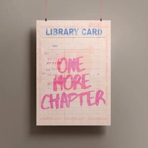 K&ouml;nnte beinhalten: Eine rosa und wei&szlig;e Bibliothekskarte mit dem Text "LIBRARY CARD" und "ONE MORE CHAPTER" in rosa Schrift.