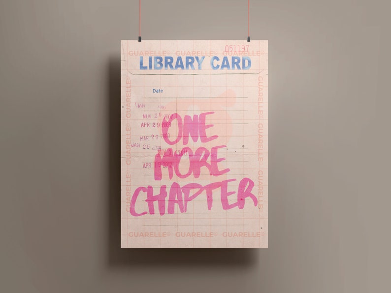 K&ouml;nnte beinhalten: Eine rosa und wei&szlig;e Bibliothekskarte mit dem Text "LIBRARY CARD" und "ONE MORE CHAPTER" in rosa Schrift.