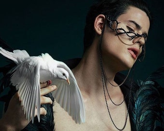 Brombeerbrillenmaske aus Kunstleder und sexy Schmuckketten