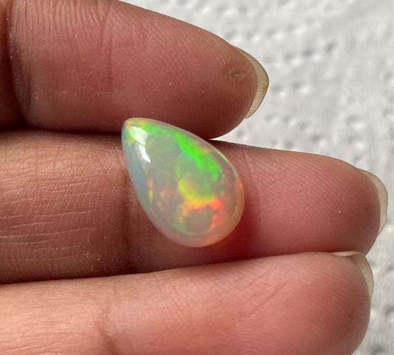 Opale Naturelle D'Éthiopie 4,56 Carats, Blanche Et Multicolore, Taille Ovale, Rare